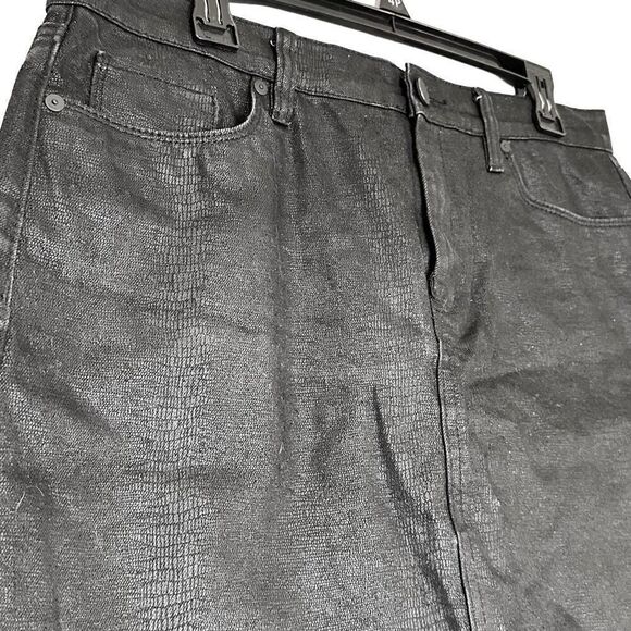 BlankNYC Tonal Snakeskin Print Raw Cut Off Hem A-Line Mini Skirt Black Size 31 - Picture 3 of 6